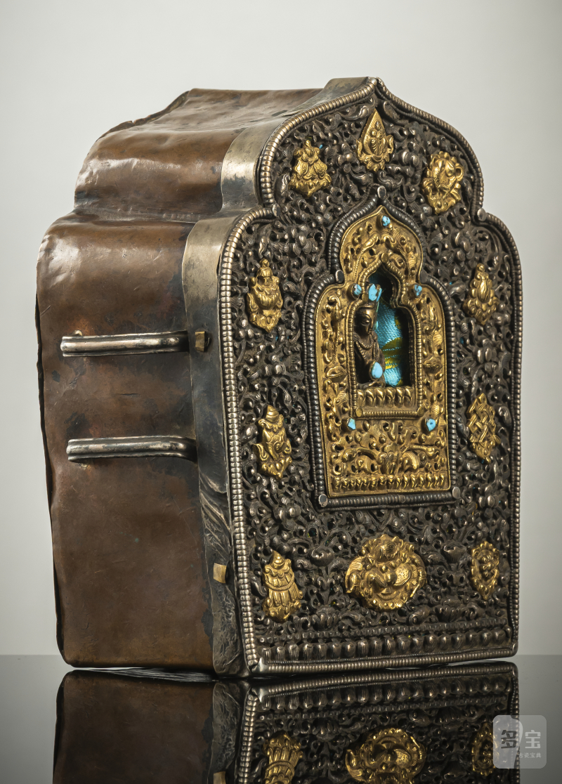 A copper gahu with partially gilded silver front with 'Buddhist emblems' and figure of Amitayus with turquoise inlays - 图2